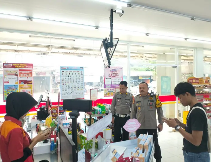Tiga Pelaku Pencurian Terekam CCTV Gasak Barang Senilai Rp4,2 Juta di Minimarket Cibinong Bogor