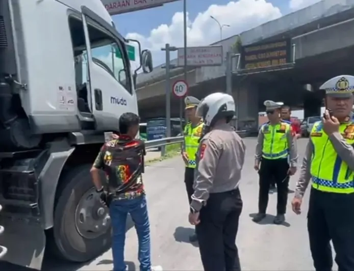 Satlantas Polresta Bandung Tindak Kendaraan Sumbu Tiga, Nekad Melintas Saat Larangan Angkutan Mudik Lebaran