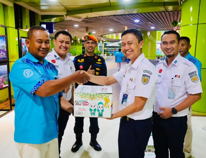 KAI Salurkan 580 Paket Sembako melalui TJSL sebagai Bentuk Kepedulian terhadap Pekerja Pendukung Layanan