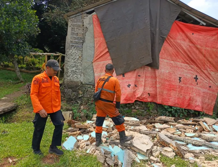 Akibat Hujan Deras, Tembok Rumah Warga di Bogor Selatan Ambruk 