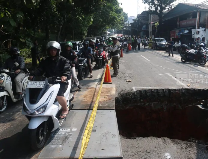 Jalan Ambles di Lenteng Agung, Fahira Idris Minta Pemprov DKI Lakukan Lima Langkah Ini