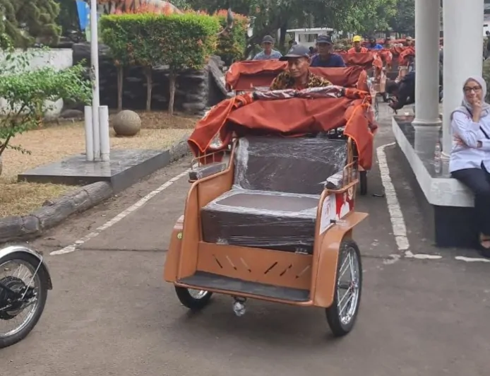 200 Becak Listrik Buatan Pindad Bantuan Prabowo untuk Pengayuh Lansia di Bandung