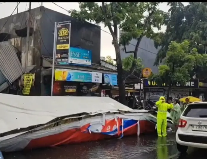 Billboard Roboh Diterjang Hujan Angin di Bandung, Timpa Tiga Bangunan dan Lukai Empat Orang