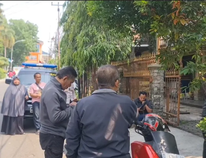 Terekam CCTV Pria Berjaket Ojol Diduga Hendak Curi Motor di Asrama Mahasiswa Bandung, Kabur Sambil Tembakkan Senpi