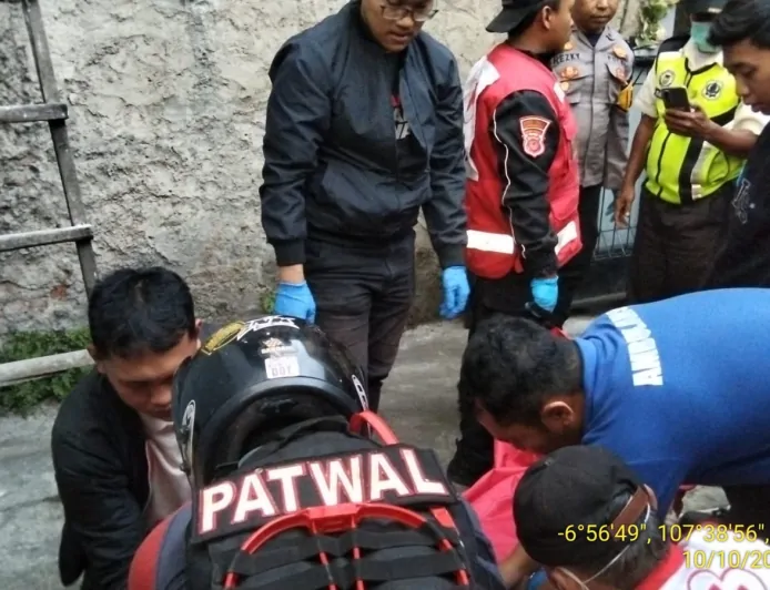 Dramatis Polsek Buah Batu bersama PMI Evakuasin Warga Bandung Meninggal Menggunkanan Tali dari Lantai 2